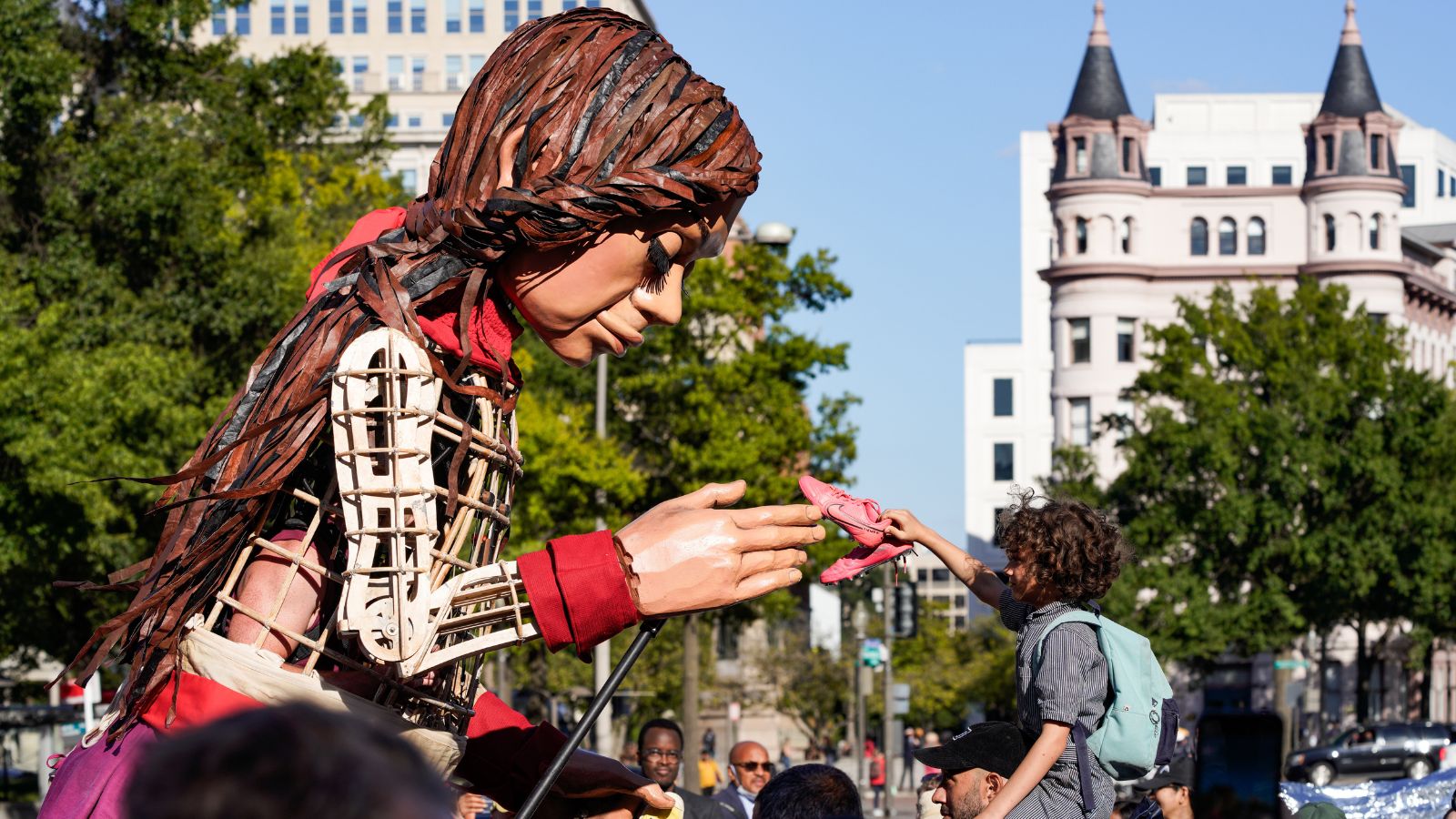 Along her march, Amal regularly engaged with participants, as some parents held their children on their shoulders to embrace Amal.
